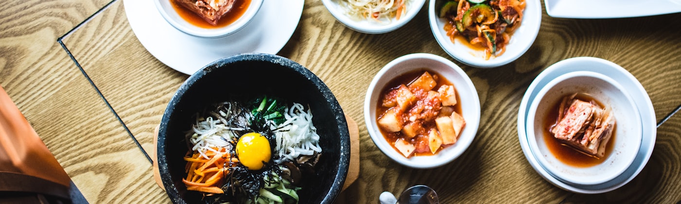 비빔밥과 김치가 놓인 한 상 차림 사진